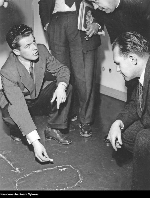 Franciszek Jarecki wyjaśnia ekspertom, jak udało mu się uciec, 1953. 