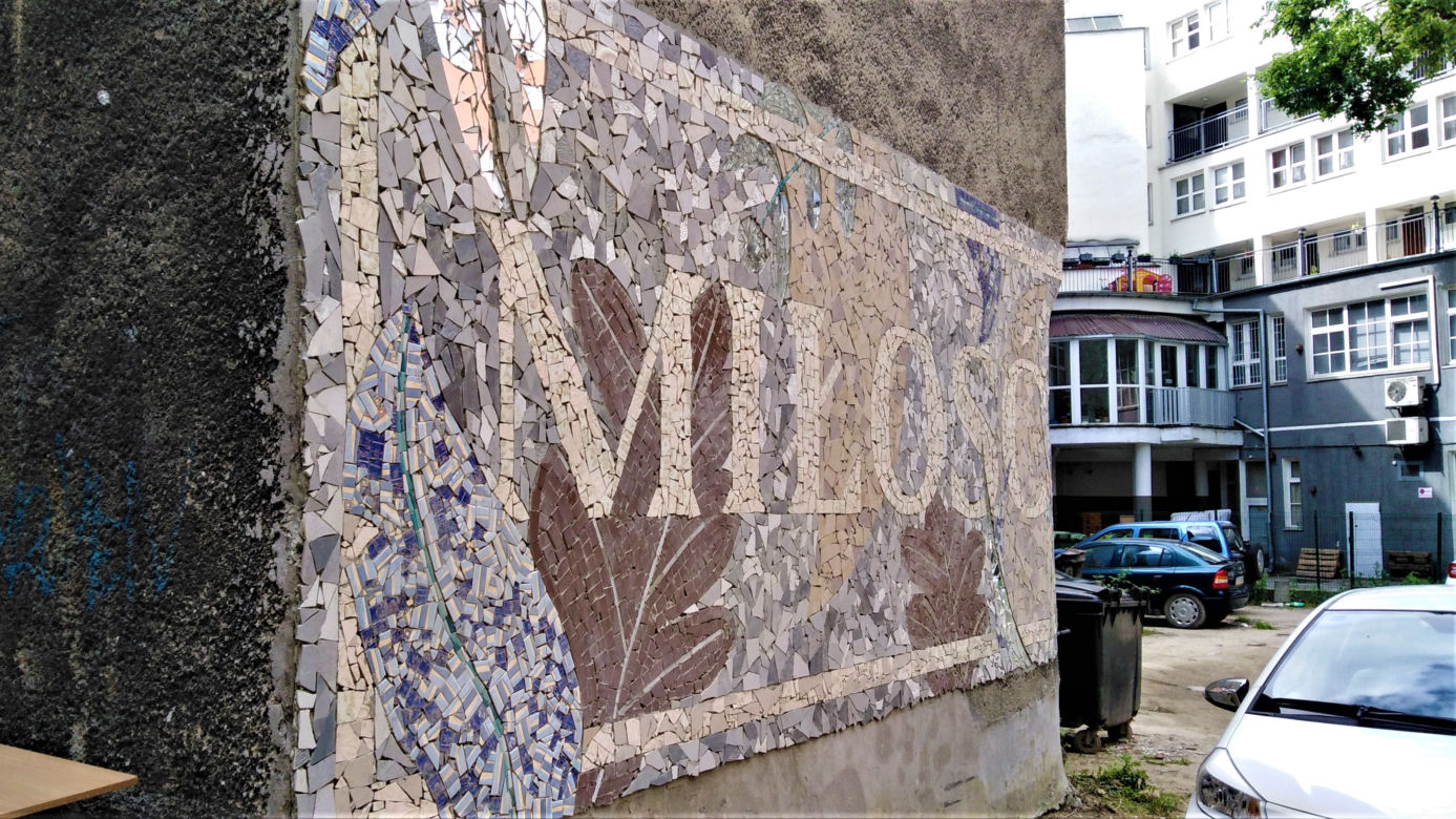 Mozaika "Miłość" na podwórku w centrum Szczecina