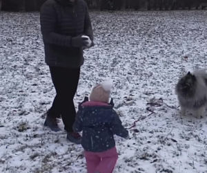 Antoni Królikowski bawi się z córką na śniegu