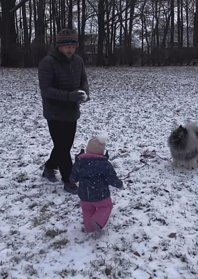 Antoni Królikowski bawi się z córką na śniegu