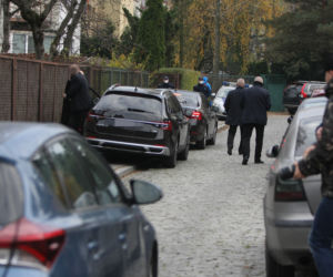 Policja pilnuje Kaczyńskiego? Radiowozy pod domem i kościołem