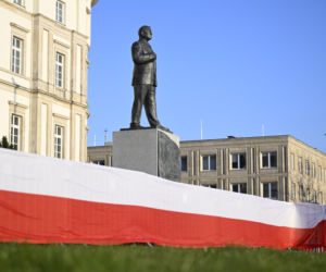 Piotr Gliński składa kwiaty w rocznicę katastrofy smoleńskiej