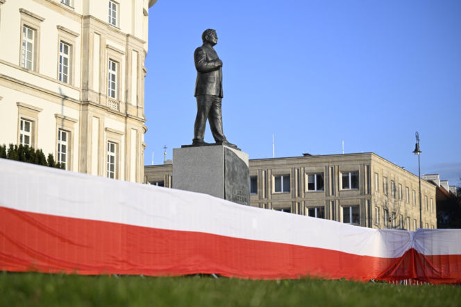 Piotr Gliński składa kwiaty w rocznicę katastrofy smoleńskiej