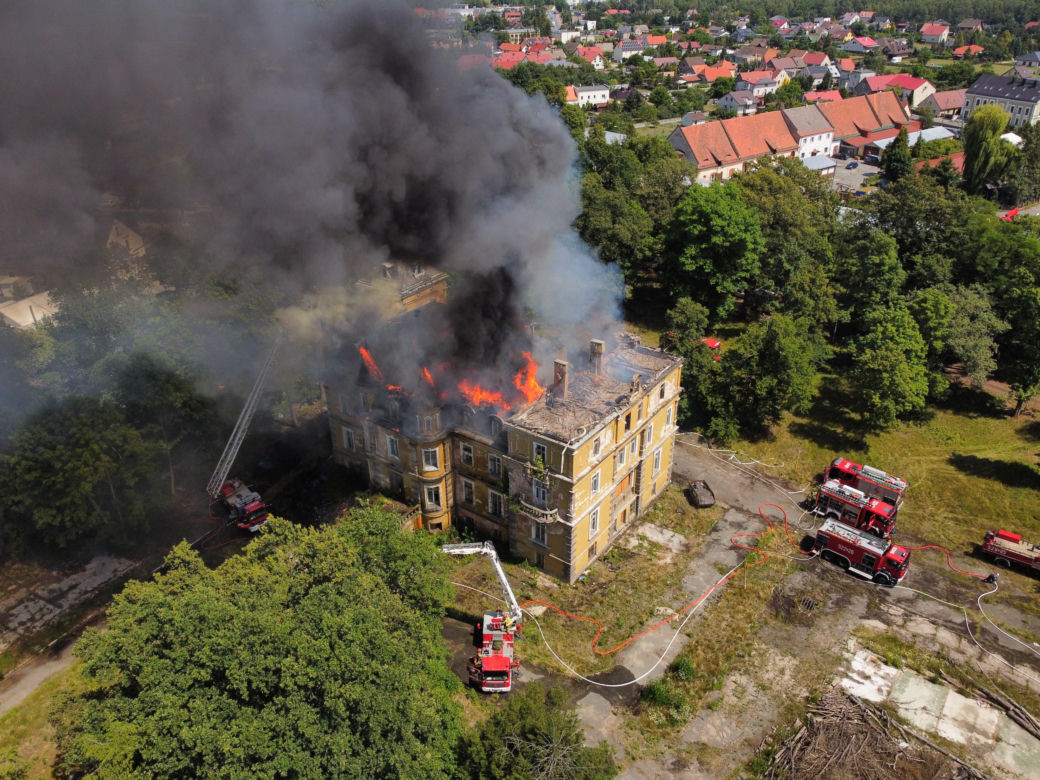 Dach pałacu cały w płomieniach 