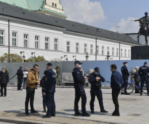Niezależny prezydent II RP. Tajemnicza manifestacja na Krakowskim Przedmieściu [ZDJĘCIA] 