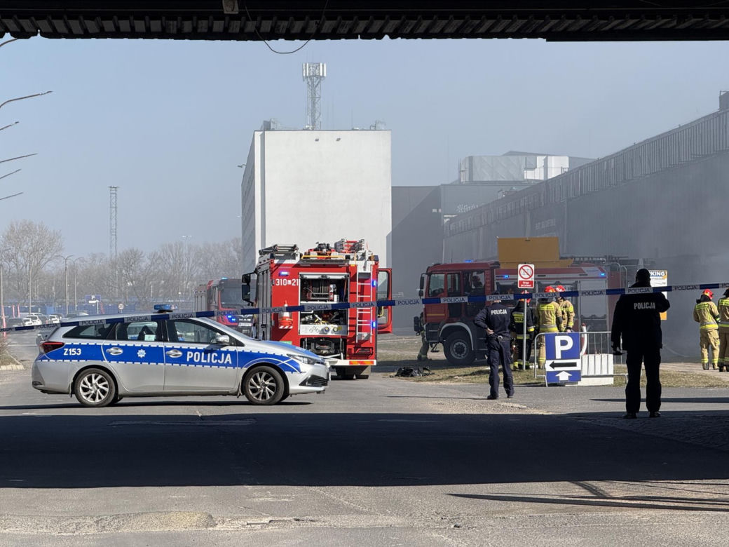 Płonie duża hala w Warszawie! Kolejny pożar w stolicy. Na miejscu wszystkie służby	