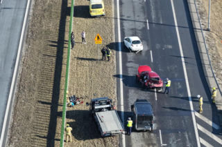 Groźny wypadek na S7. Sześć aut rozbitych, śmigłowiec LPR w akcji