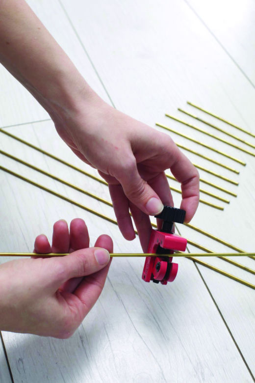 Jak zrobić kwietnik wiszący z miedzianych rurek?