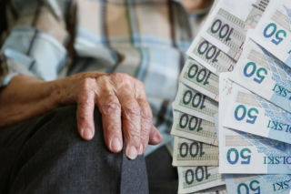 Upadłość konsumencka emeryta. Ile naprawdę syndyk może zabrać z emerytury?