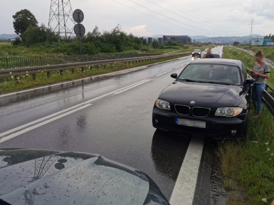 Stary Sącz. Nieszczęśliwa zakochana i nietrzeźwa kobieta rozbiła bmw