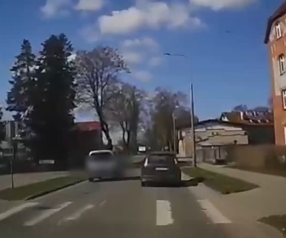Bartoszyce. Wyprzedzał na podwójnej ciągłej i przejściu dla pieszych [NAGRANIE]