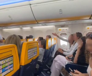 Awantura na pokładzie samolotu! Film z Polkami wywołał burzę. Panna młoda i jej koleżanki wyprowadzone z pokładu