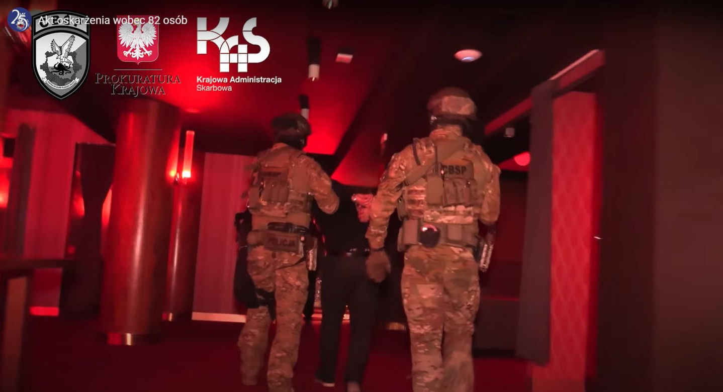Afera w klubach go-go w kraju. Wśród oskarżonych policjanci i tancerki