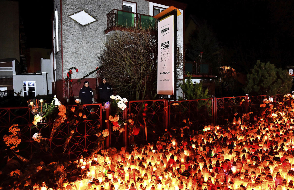Tragedia w escape roomie. Modlący się ludzie, światła, kwiaty i zabawki pozostawione w miejscu tragedii.