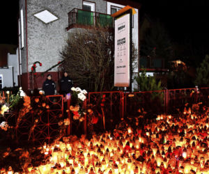 Tragedia w escape roomie. Modlący się ludzie, światła, kwiaty i zabawki pozostawione w miejscu tragedii.