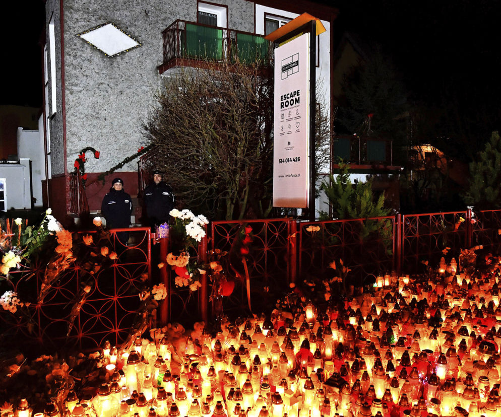 Tragedia w escape roomie. Modlący się ludzie, światła, kwiaty i zabawki pozostawione w miejscu tragedii.