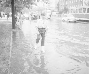 Warszawa zniknęła pod wodą! Zalane ulice i chodniki. Co tam się działo! Archiwalne zdjęcia z lat 60.