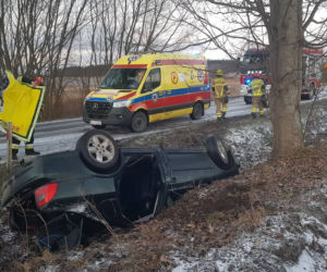Zima zaskoczyła drogowców i kierowców. Jeden skończył w rowie