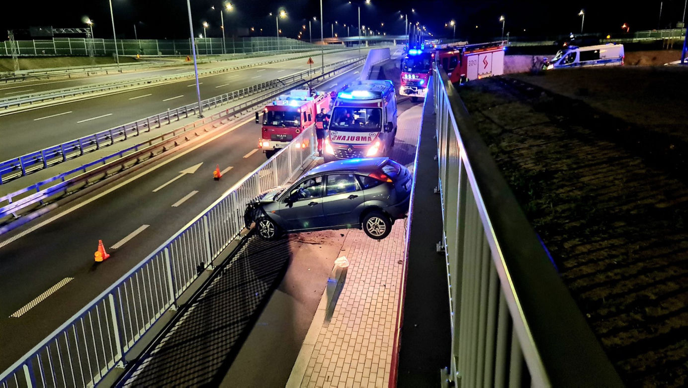 Szokujący wypadek na POW. Auto zawisło miedzy barierkami
