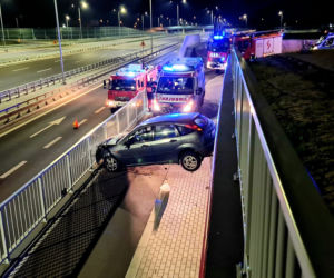 Szokujący wypadek na POW. Auto zawisło miedzy barierkami