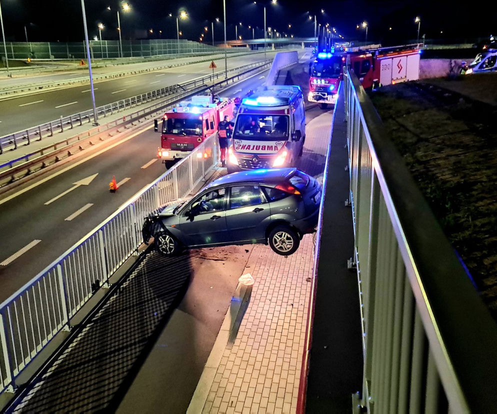 Szokujący wypadek na POW. Auto zawisło miedzy barierkami