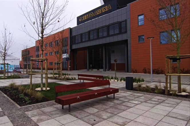 Plac przed Netto Areną po przebudowie