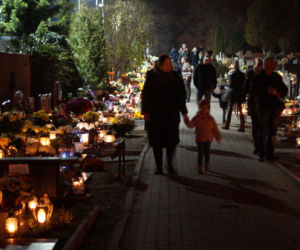Wszystkich Świętych 2021. Cmentarz na bydgoskich Bielawach nocą