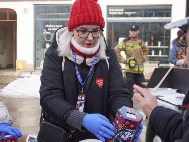 34. Finał WOŚP. Dziennikarze Radia ESKA rozgrzewają Tarnów pysznym żurkiem!