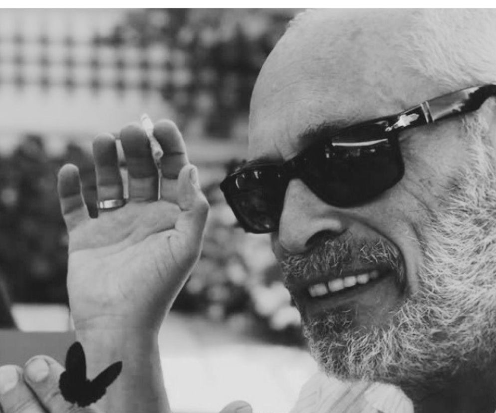 Aktor Johannes Krisch w okularach przeciwsłonecznych i z brodą. O jego śmierci informuje portal Eska.