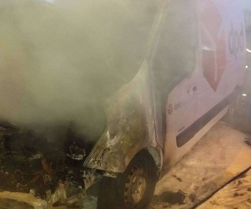 Pożar samochodu dostawczego na rondzie Generała Maczka