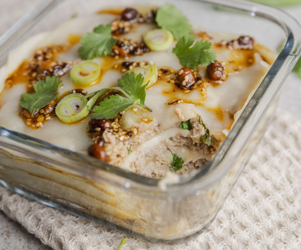 Dumpling lasagna (pierożki wonton bez lepienia) – soczysta jak pierogi, a robisz ją w jednej formie