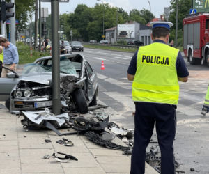 Potworny wypadek w Wesołej. Musieli rozcinać wrak BMW