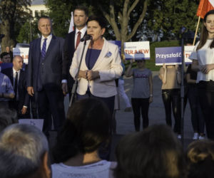 Znany projektant mody miażdży Szydło. Wysyła ją po porady do Agaty Dudy! 