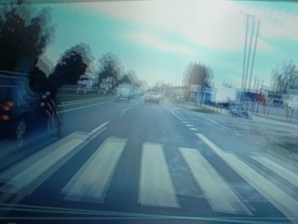 Dramat w Piasecznie. Huknął w pieszego na pasach. Wszystko się nagrało