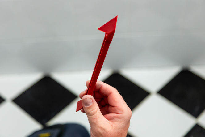 Jak poprawnie usunąć starą fugę i silikon oraz nałożyć nowy? Murator Remontuje