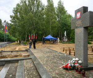 Pogrzeb na Wołyniu. Szczątki zamordowanych Polaków spoczęły w Ostrówkach