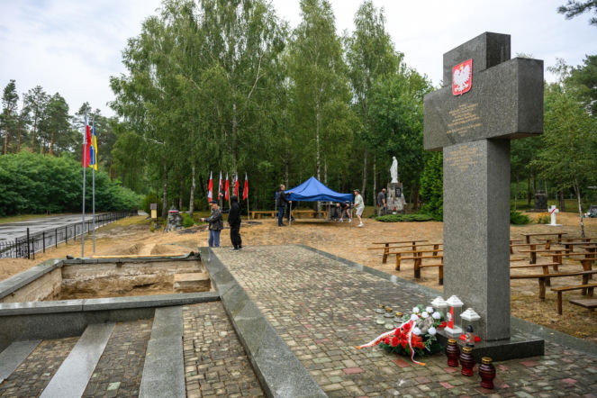 Pogrzeb na Wołyniu. Szczątki zamordowanych Polaków spoczęły w Ostrówkach