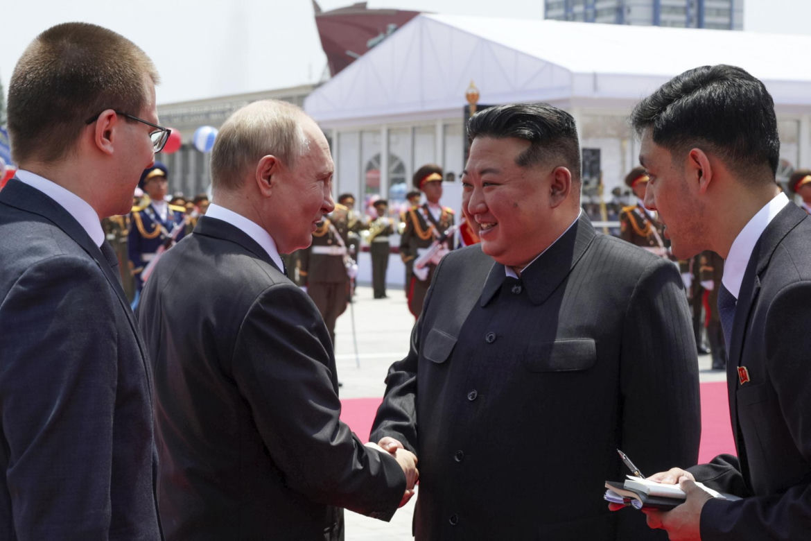 Putin w objęciach Kim Dzong Una! "Przyjacielska pogawędka"