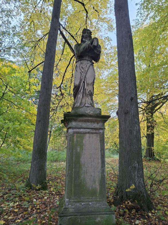 Ma ponad 125 lat i stoi obok dawnego dworu. Niezwykła figura w świętokrzyskiej wsi