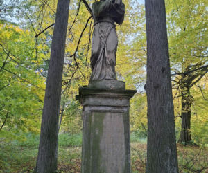 Ma ponad 125 lat i stoi obok dawnego dworu. Niezwykła figura w świętokrzyskiej wsi