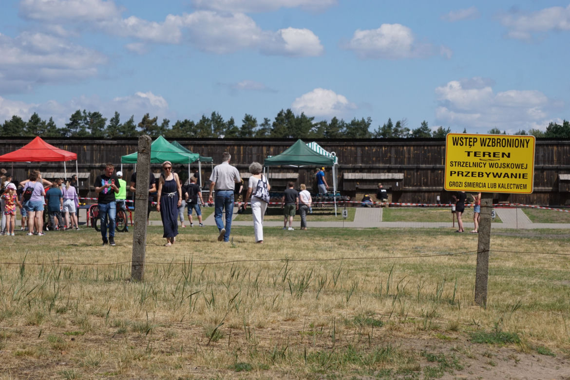 Piknik strzelecki w Bydgoszczy. Tłumy miłośników broni na strzelnicy garnizonowej [ZDJĘCIA]