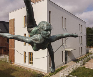 Nowa rzeźba we Wrocławiu zawisła między dwoma budynkami 