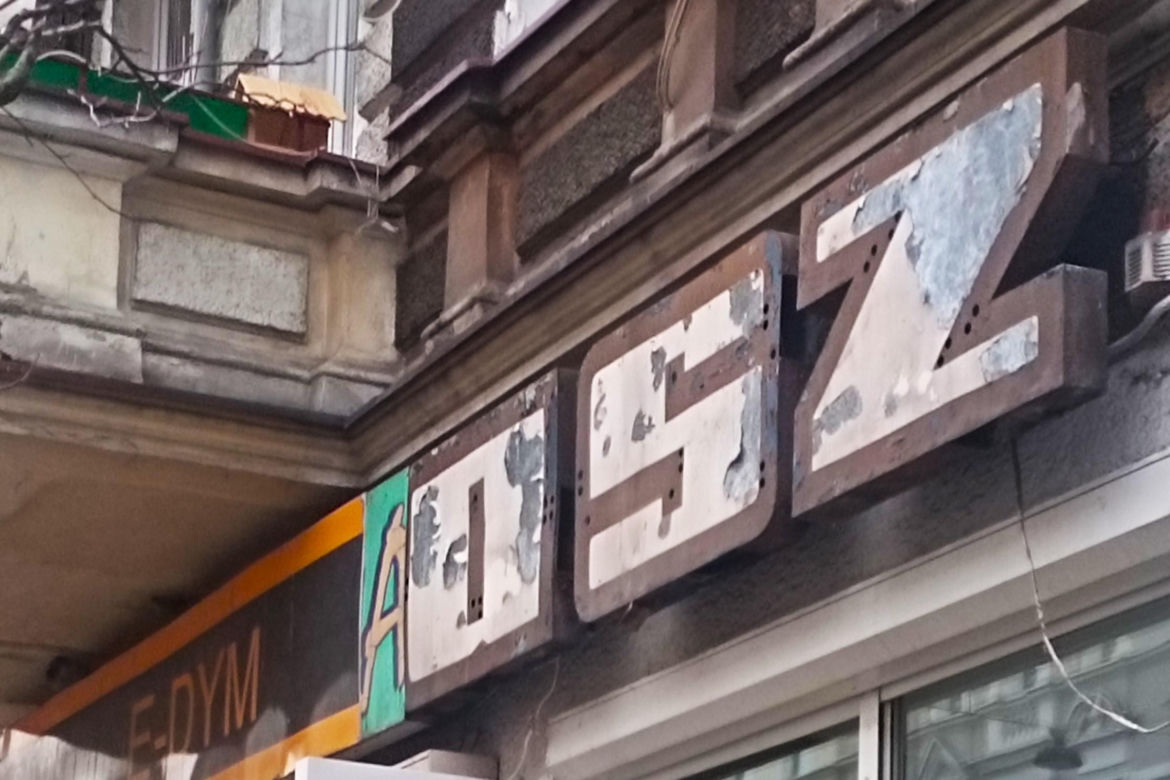 Odkryty fragment szyldu z czasów PRL