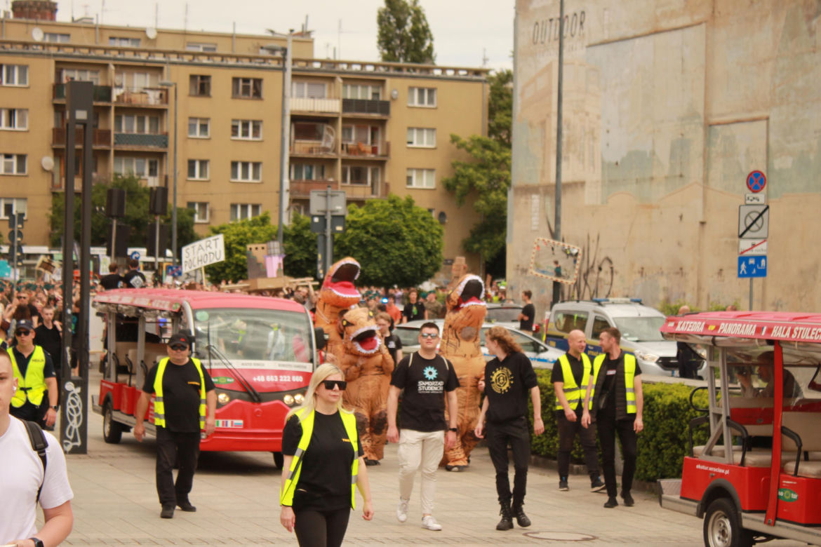 Studenci opanowali Wrocław. Pochód juwenaliowy przeszedł ulicami miasta. Było śpiewająco! [ZDJĘCIA]