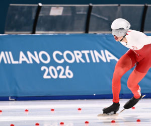 Panczenista Władimir Siemirunnij po biegu na 10 km, który dał mu srebrny medal olimpijski
