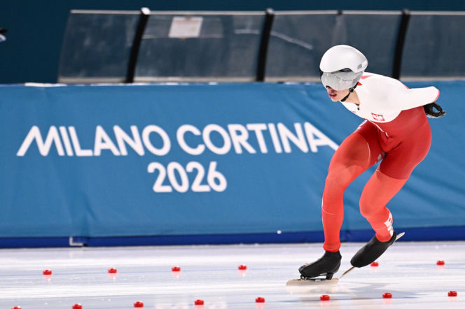 Panczenista Władimir Siemirunnij po biegu na 10 km, który dał mu srebrny medal olimpijski