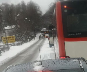 Śląsk: Autobusy nie są w stanie podjechać pod górę. Tworzą się korki
