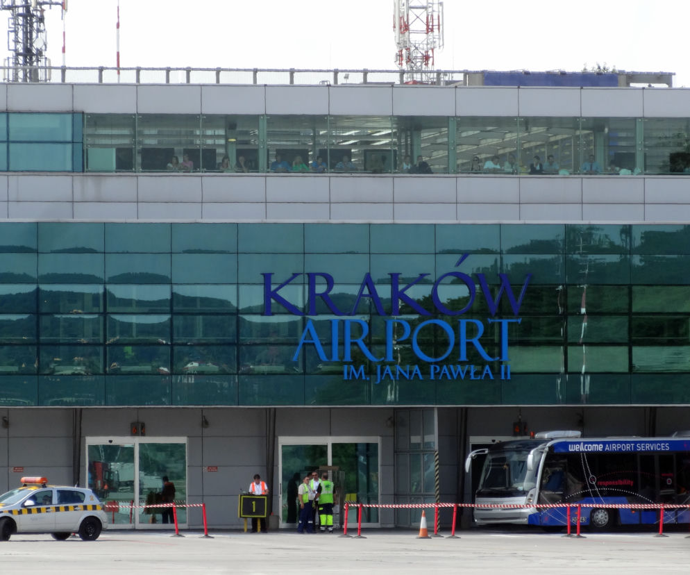 Pracownicy lotniska Balicach nie wierzyli w to, co widzą. 29-latek przeskoczył bramkę zabezpieczającą