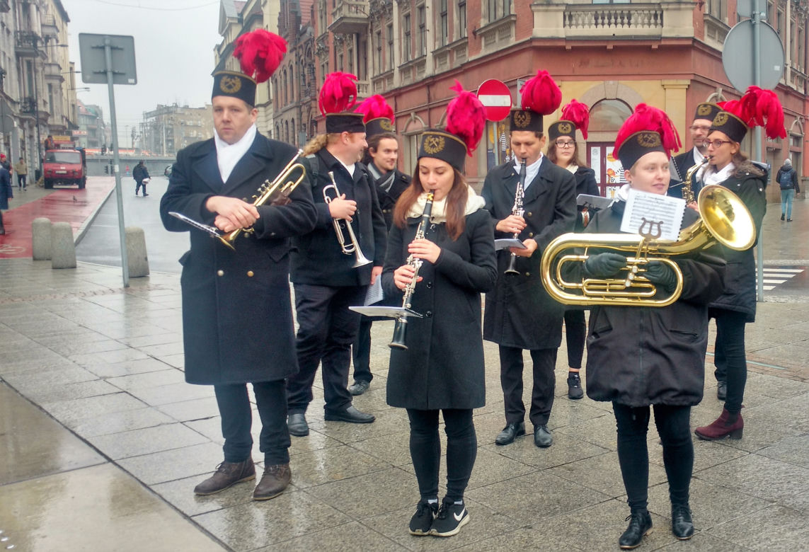 Katowice: Orkiestra Górnicza odegrała katowicki hejnał! Tak w mieście zakończyła się Barbórka [ZDJĘCIA, AUDIO]