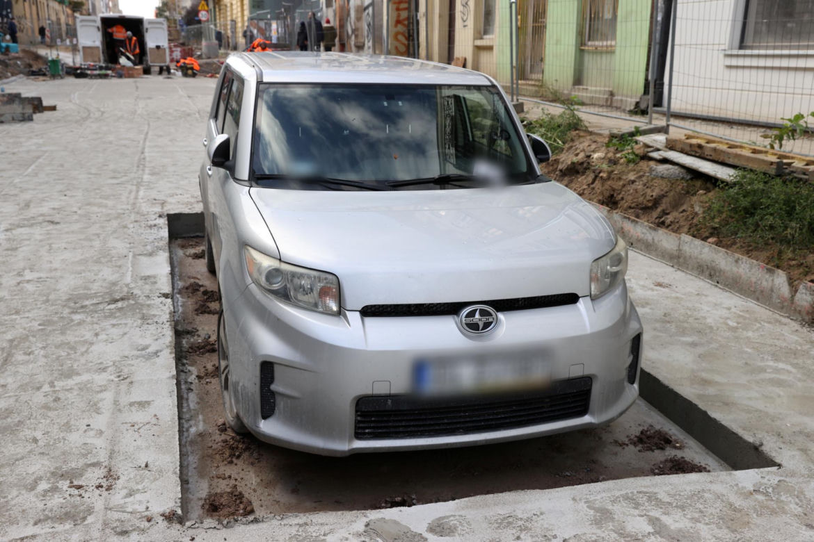 "Zabetonowane" auto z Łodzi zniknęło i się odnalazło. Straż miejska chce ukarać właścicieli.